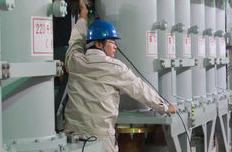 國網(wǎng)員工認(rèn)真工作