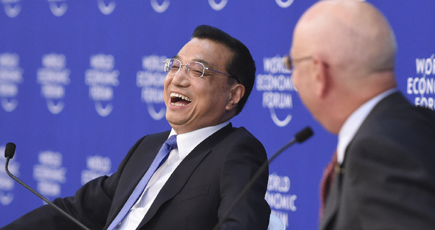 李克強(qiáng)與參加論壇的企業(yè)家代表對(duì)話交流現(xiàn)場