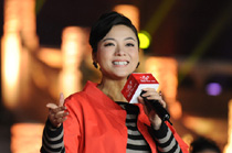 著名青年歌唱家、二炮文工團副團長陳思思傾情表演