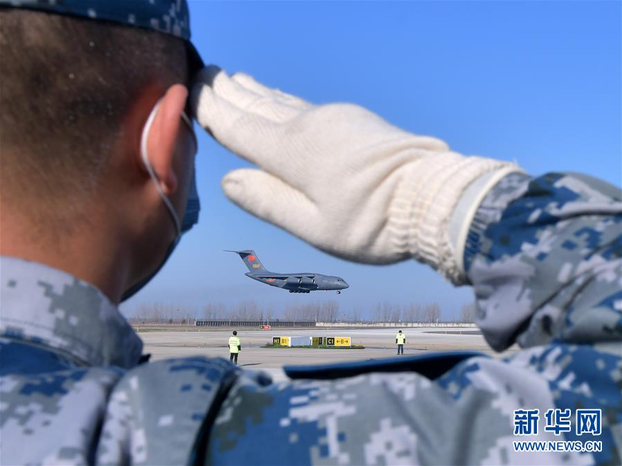 （聚焦疫情防控&middot;圖文互動）（3）空軍第四次向武漢大規(guī)?？者\醫(yī)療隊員和物資