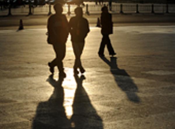 大會閉幕，廣場上來的最早的還是新聞記者