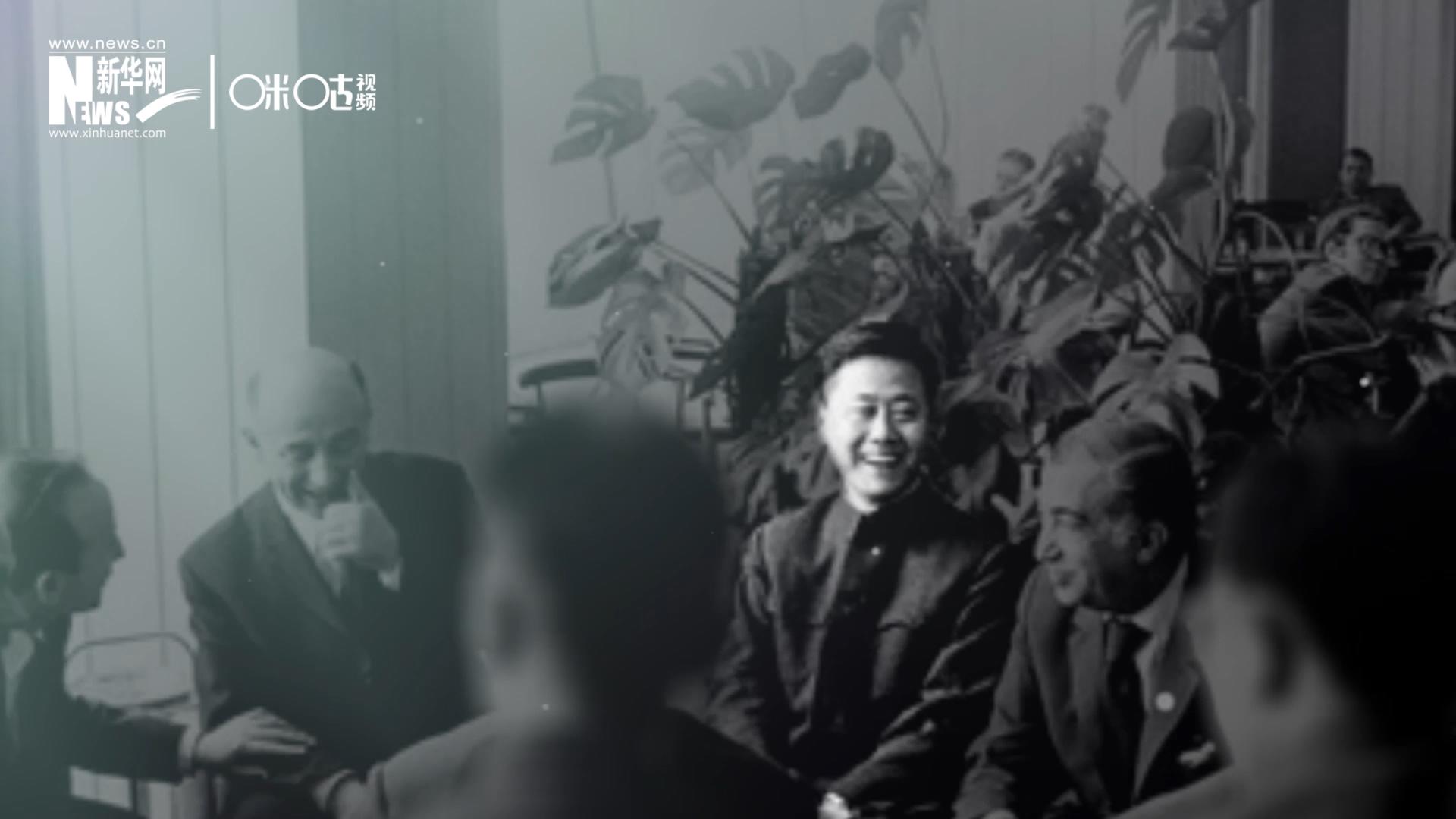 照片里的這個(gè)人是高梁，原新華社國(guó)際部記者。原本作為代表團(tuán)隨行記者的他接到通知，由他帶領(lǐng)一支先遣小組先行去紐約。