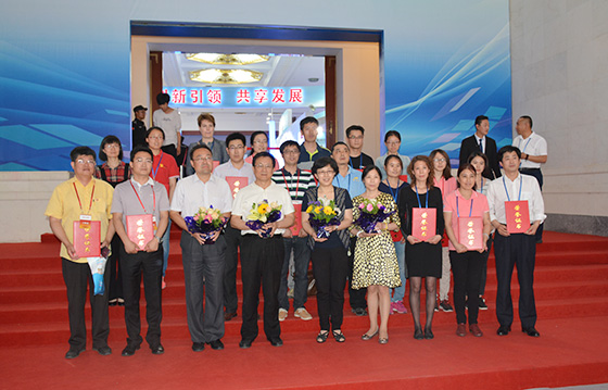 朱世龍等與最受公眾喜愛(ài)的科普項(xiàng)目獲獎(jiǎng)企業(yè)代表合影