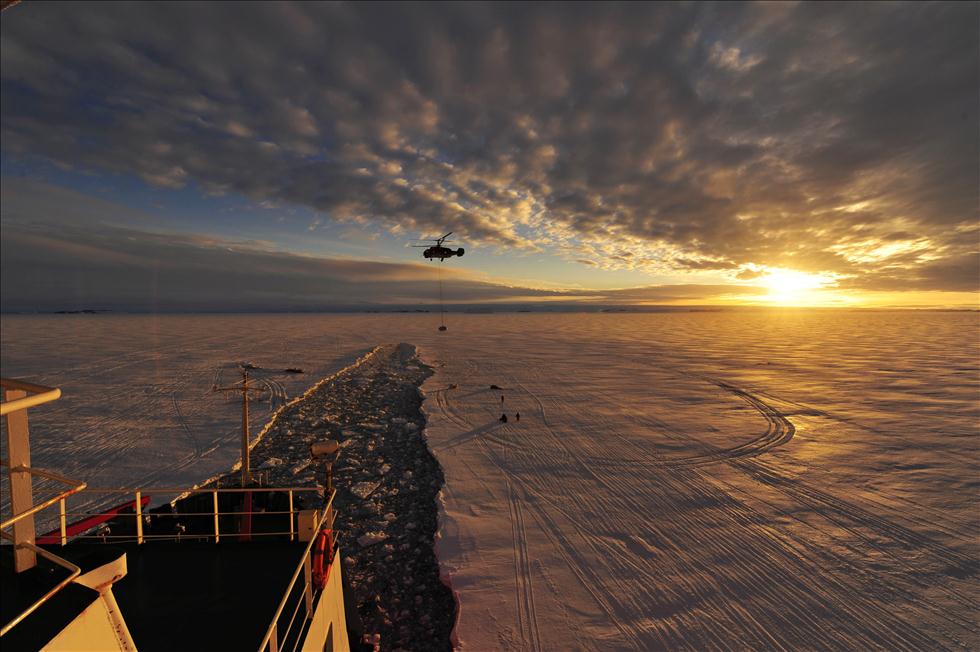 忙碌的&ldquo;雪鷹12&rdquo;號直升機(jī)(高清)