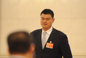 全國政協(xié)委員姚明步入會(huì)場(chǎng)