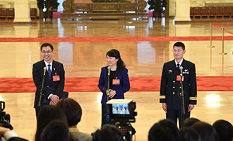 孟祥飛、李媛、曹先建代表接受采訪