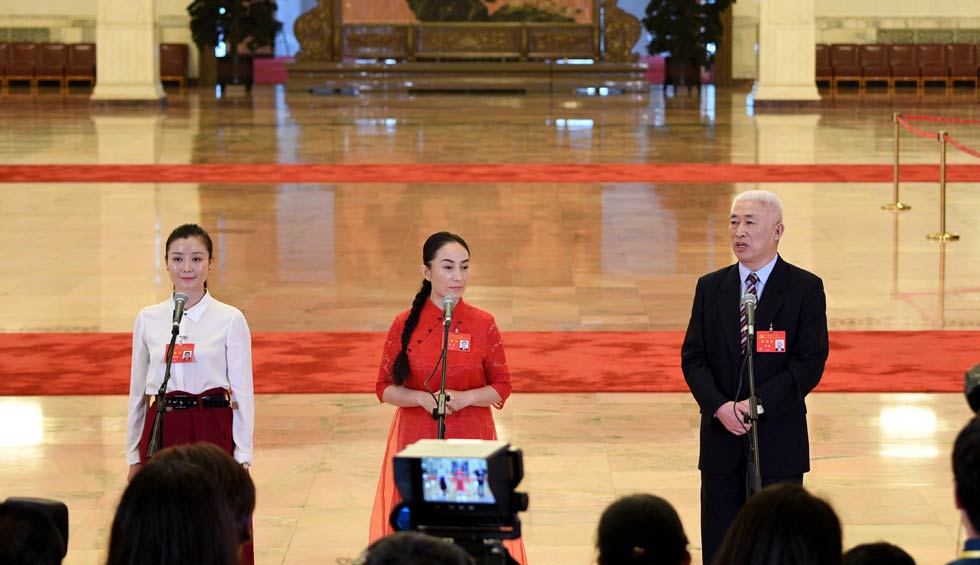 肖笑波、侯艷、徐俊接受采訪