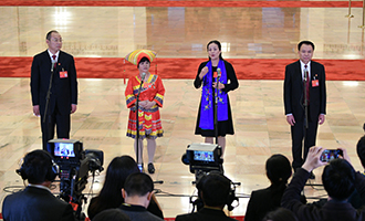 蔡松濤、杜麗群、楊小玲、賈立群代表接受采訪