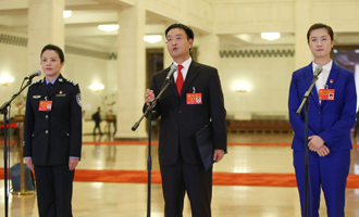 李貝、裴春亮、丁寧代表接受采訪