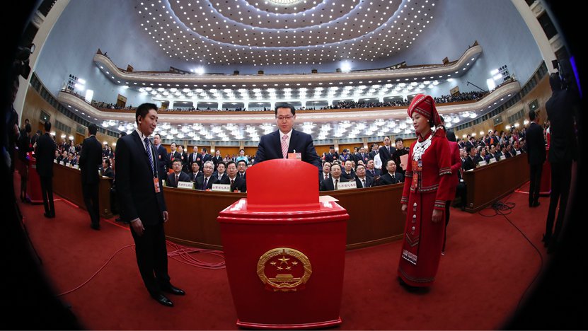 3月17日，人代會全體會議上代表在投票