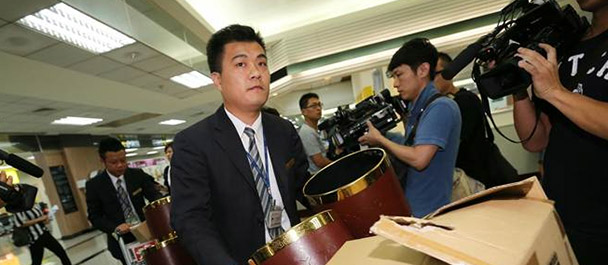 禮儀公司帶著遺體袋、骨灰壇協(xié)助處理善后