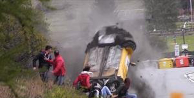 史上最幸運(yùn)撞車！圍觀群眾躲過一劫