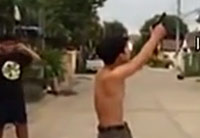 少年打槍來(lái)?？?原是二貨神配合