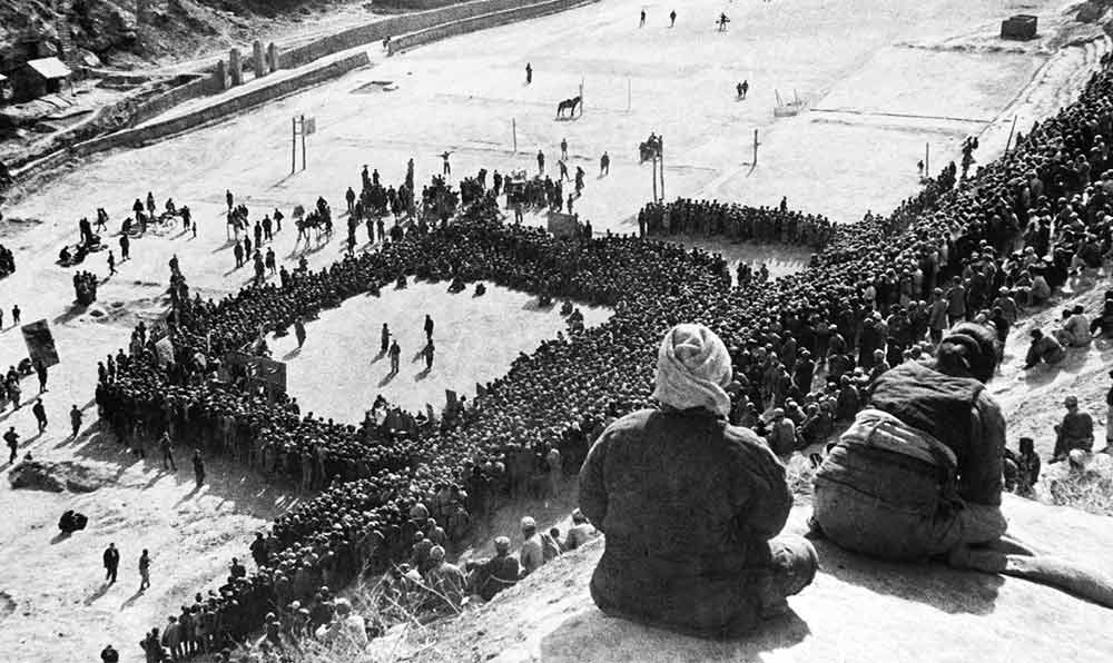 東北文代大會(huì)為慶祝斯大林70壽辰，由魯藝文工團(tuán)演出黃河大合唱。