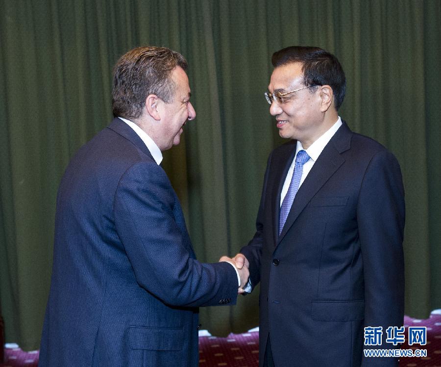 6月21日，國務(wù)院總理李克強(qiáng)在希臘克里特省首府伊拉克利翁會(huì)見省長阿爾納烏塔基斯。 新華社記者 王曄 攝 