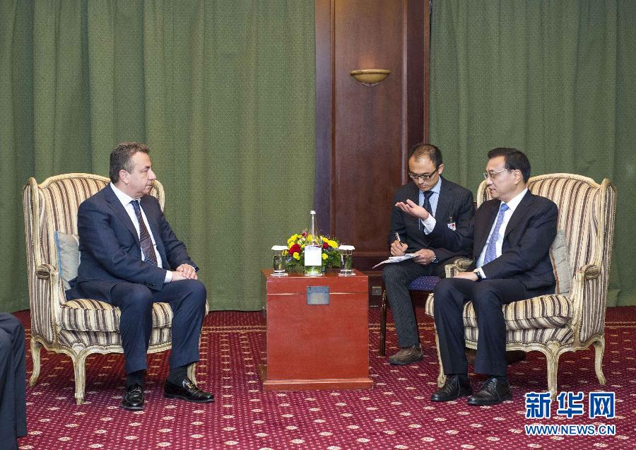 6月21日，國務(wù)院總理李克強(qiáng)在希臘克里特省首府伊拉克利翁會(huì)見省長阿爾納烏塔基斯。 新華社記者 王曄 攝