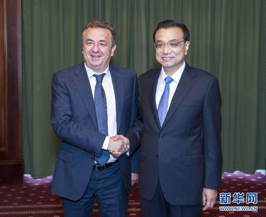 6月21日，國務(wù)院總理李克強(qiáng)在希臘克里特省首府伊拉克利翁會(huì)見省長阿爾納烏塔基斯。 新華社記者 王曄 攝