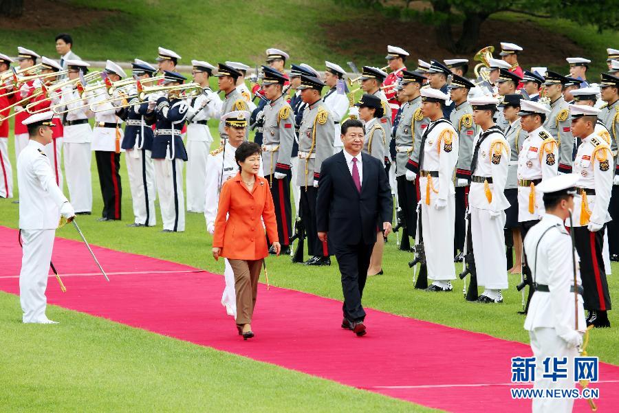 7月3日，國家主席習近平在首爾同韓國總統(tǒng)樸槿惠舉行會談。會談前，樸槿惠在青瓦臺總統(tǒng)府為習近平舉行隆重歡迎儀式。 新華社記者姚大偉攝