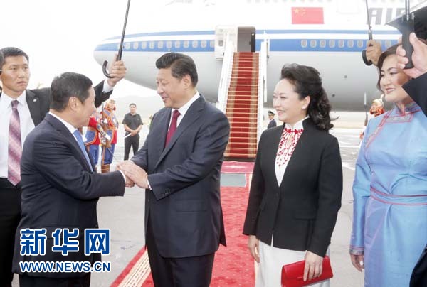 8月21日，國家主席習(xí)近平抵達(dá)烏蘭巴托，開始對蒙古國進(jìn)行國事訪問。習(xí)近平和夫人彭麗媛在機(jī)場受到蒙古國總理阿勒坦呼亞格夫婦熱情迎接。新華社記者鞠鵬攝