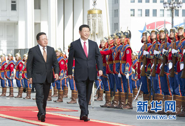 8月21日，國家主席習(xí)近平在烏蘭巴托同蒙古國總統(tǒng)額勒貝格道爾吉舉行會(huì)談。會(huì)談前，額勒貝格道爾吉在國家宮前廣場(chǎng)為習(xí)近平舉行隆重歡迎儀式。新華社記者 黃敬文 攝