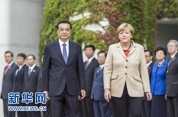 10月10日，德國(guó)總理默克爾在柏林總理府前廣場(chǎng)舉行隆重儀式，歡迎國(guó)務(wù)院總理李克強(qiáng)對(duì)德國(guó)進(jìn)行正式訪(fǎng)問(wèn)。 新華社記者 謝環(huán)馳 攝 