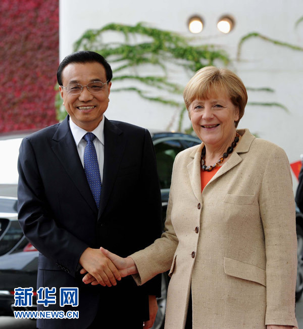 10月10日，德國(guó)總理默克爾在柏林總理府前廣場(chǎng)舉行隆重儀式，歡迎中國(guó)國(guó)務(wù)院總理李克強(qiáng)對(duì)德國(guó)進(jìn)行正式訪(fǎng)問(wèn)。 新華社記者 饒愛(ài)民 攝 