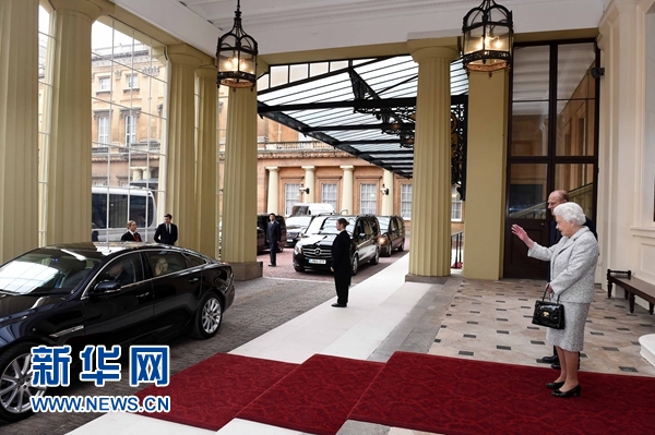 10月22日，國家主席習(xí)近平和夫人彭麗媛離開白金漢宮。離開前，英國女王伊麗莎白二世和丈夫菲利普親王專門前來同習(xí)近平夫婦親切話別。新華社記者 饒愛民 攝 