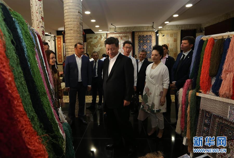 6月21日下午，正在對(duì)烏茲別克斯坦進(jìn)行國(guó)事訪問(wèn)的國(guó)家主席習(xí)近平在烏茲別克斯坦總理米爾濟(jì)約耶夫陪同下，來(lái)到布哈拉古城參觀這座被稱(chēng)為&ldquo;絲綢之路活化石&rdquo;的歷史文化名城。這是習(xí)近平和夫人彭麗媛參觀一家地毯和絲綢作坊。新華社記者蘭紅光攝