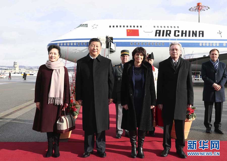 1月15日，國家主席習(xí)近平乘專機(jī)抵達(dá)蘇黎世，開始對瑞士聯(lián)邦進(jìn)行國事訪問。這是瑞士聯(lián)邦主席洛伊特哈德在機(jī)場為習(xí)近平和夫人彭麗媛舉行隆重歡迎儀式。 新華社記者 蘭紅光 攝