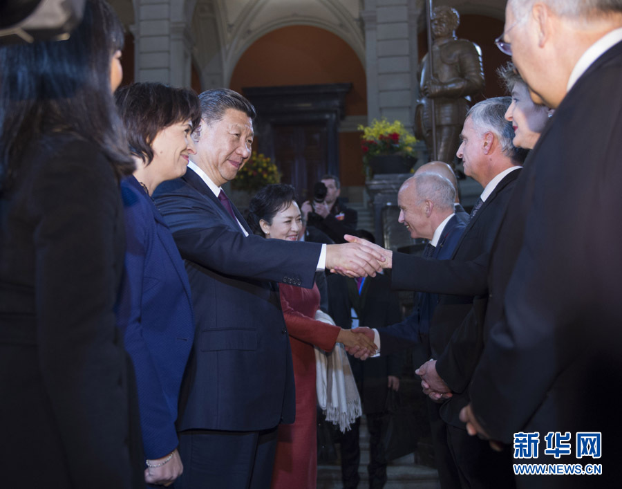 1月15日，國家主席習(xí)近平在伯爾尼出席瑞士聯(lián)邦委員會全體委員集體舉行的迎接儀式并致辭。 新華社記者 謝環(huán)馳 攝