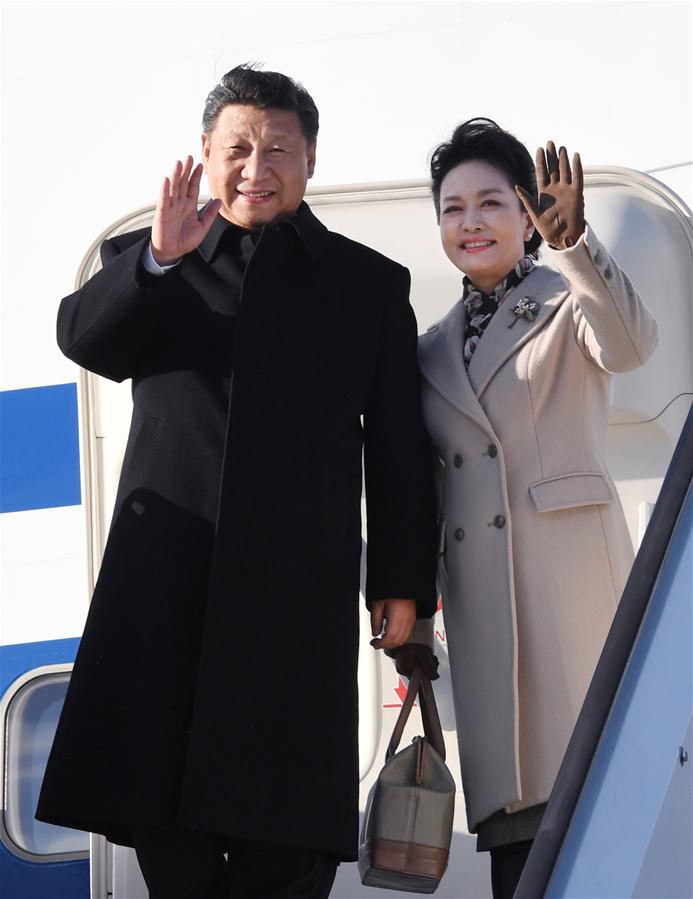 4月4日，國(guó)家主席習(xí)近平乘專(zhuān)機(jī)抵達(dá)赫爾辛基，開(kāi)始對(duì)芬蘭共和國(guó)進(jìn)行國(guó)事訪問(wèn)。這是習(xí)近平和夫人彭麗媛步出艙門(mén)。 新華社記者 饒愛(ài)民 攝 