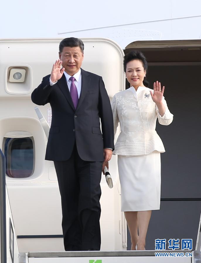 7月4日，國家主席習近平乘專機抵達柏林，開始對德意志聯(lián)邦共和國進行國事訪問。這是習近平和夫人彭麗媛步出艙門。 新華社記者 姚大偉 攝