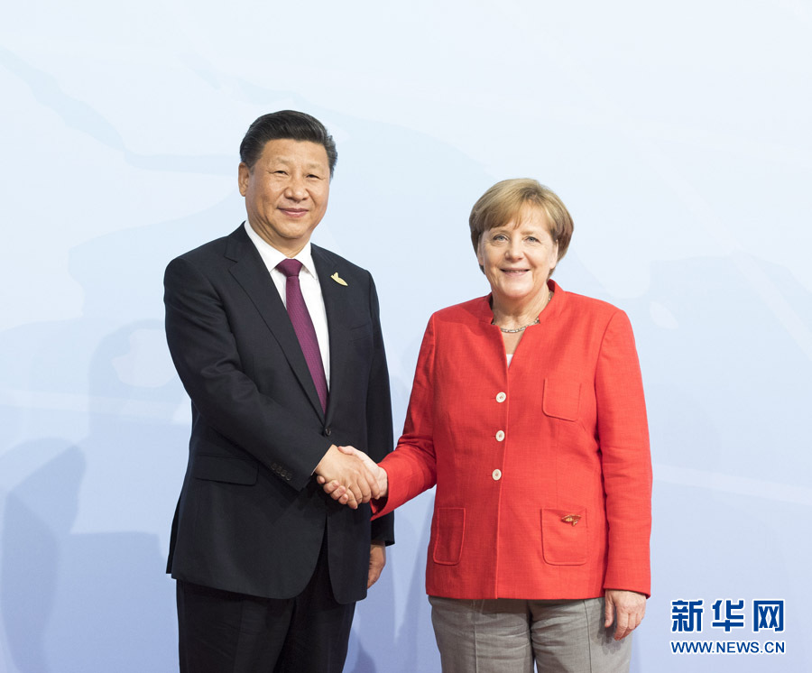 7月7日，二十國集團領(lǐng)導(dǎo)人第十二次峰會在德國漢堡舉行。國家主席習(xí)近平出席并發(fā)表題為《堅持開放包容　推動聯(lián)動增長》的重要講話。這是峰會開始前，習(xí)近平受到德國總理默克爾迎接。新華社記者 李學(xué)仁 攝 
