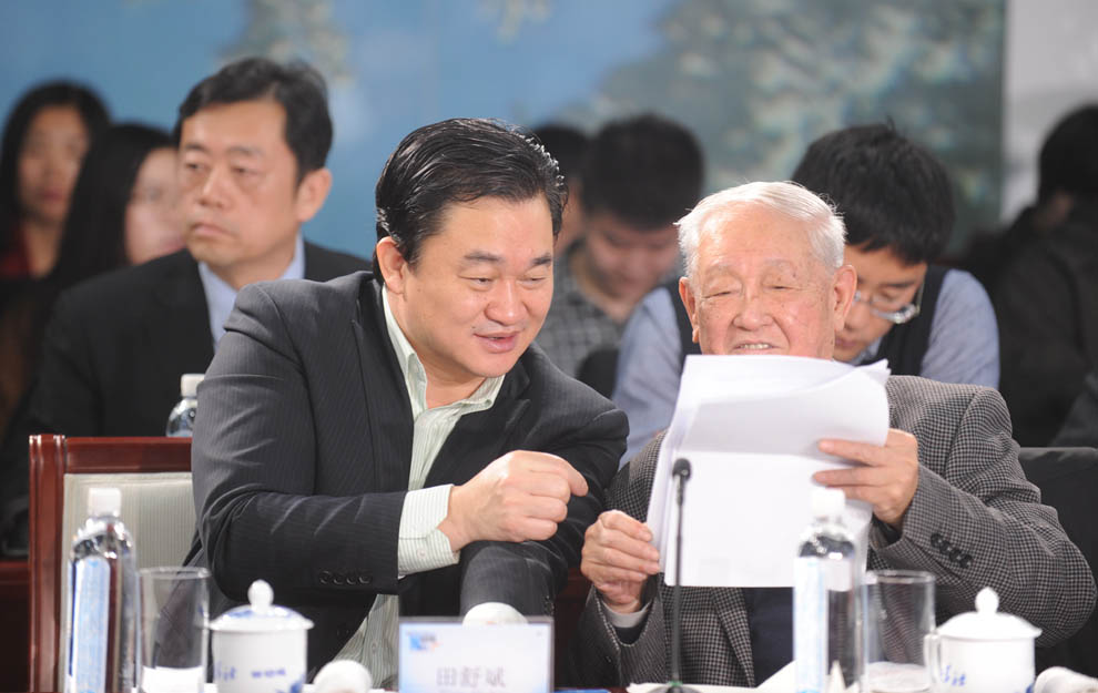 新華網(wǎng)董事長(zhǎng)、總裁田舒斌與軍事科學(xué)院原副院長(zhǎng)糜振玉在現(xiàn)場(chǎng)交流