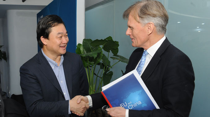 新華網(wǎng)董事長(zhǎng)、總裁田舒斌會(huì)見丹麥駐華大使裴德盛