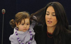 &ldquo;小萌女&rdquo;成歐洲議會會議?？?高清組圖)